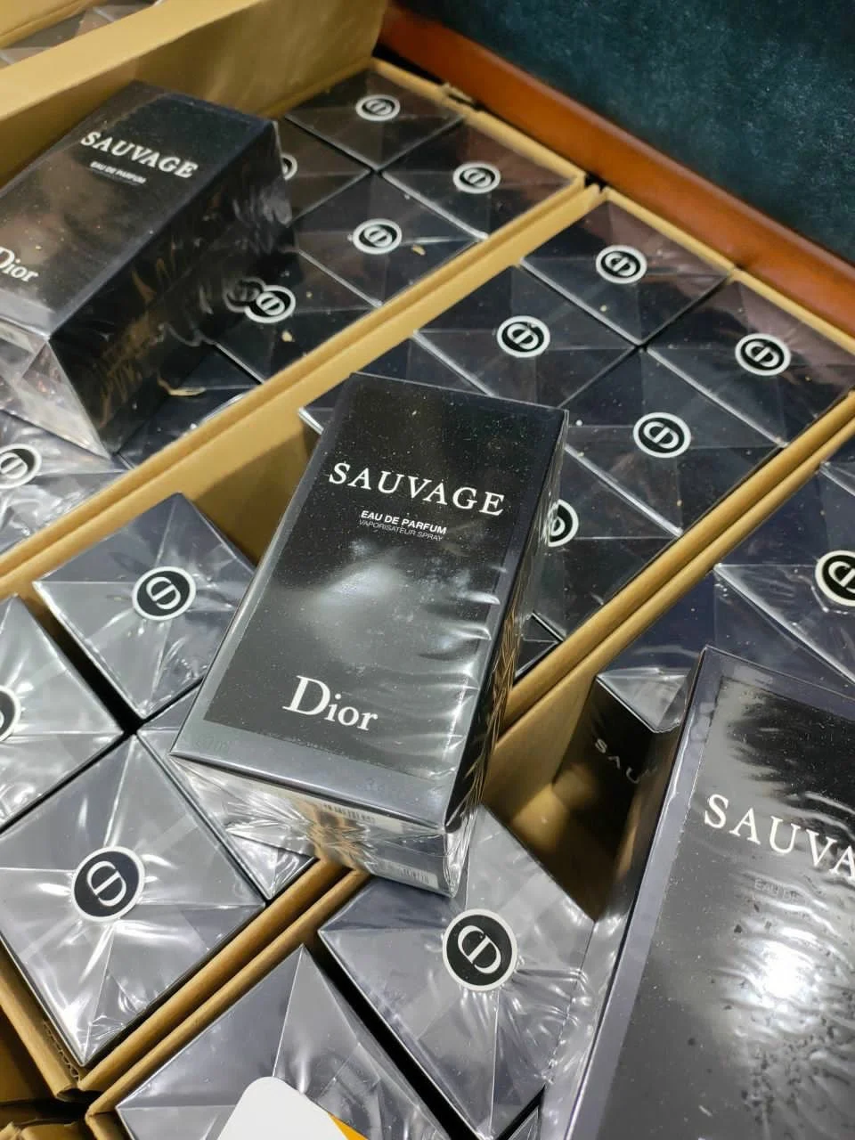 Perfume-liquidation-pallets1.webp