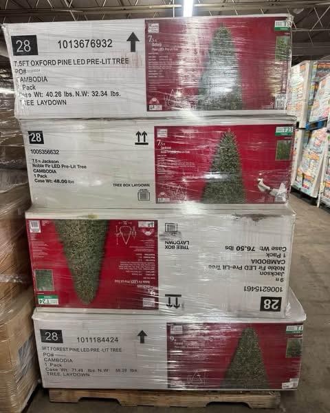Christmas Tree Liquidation Pallet | Wholesale Holiday Inventory